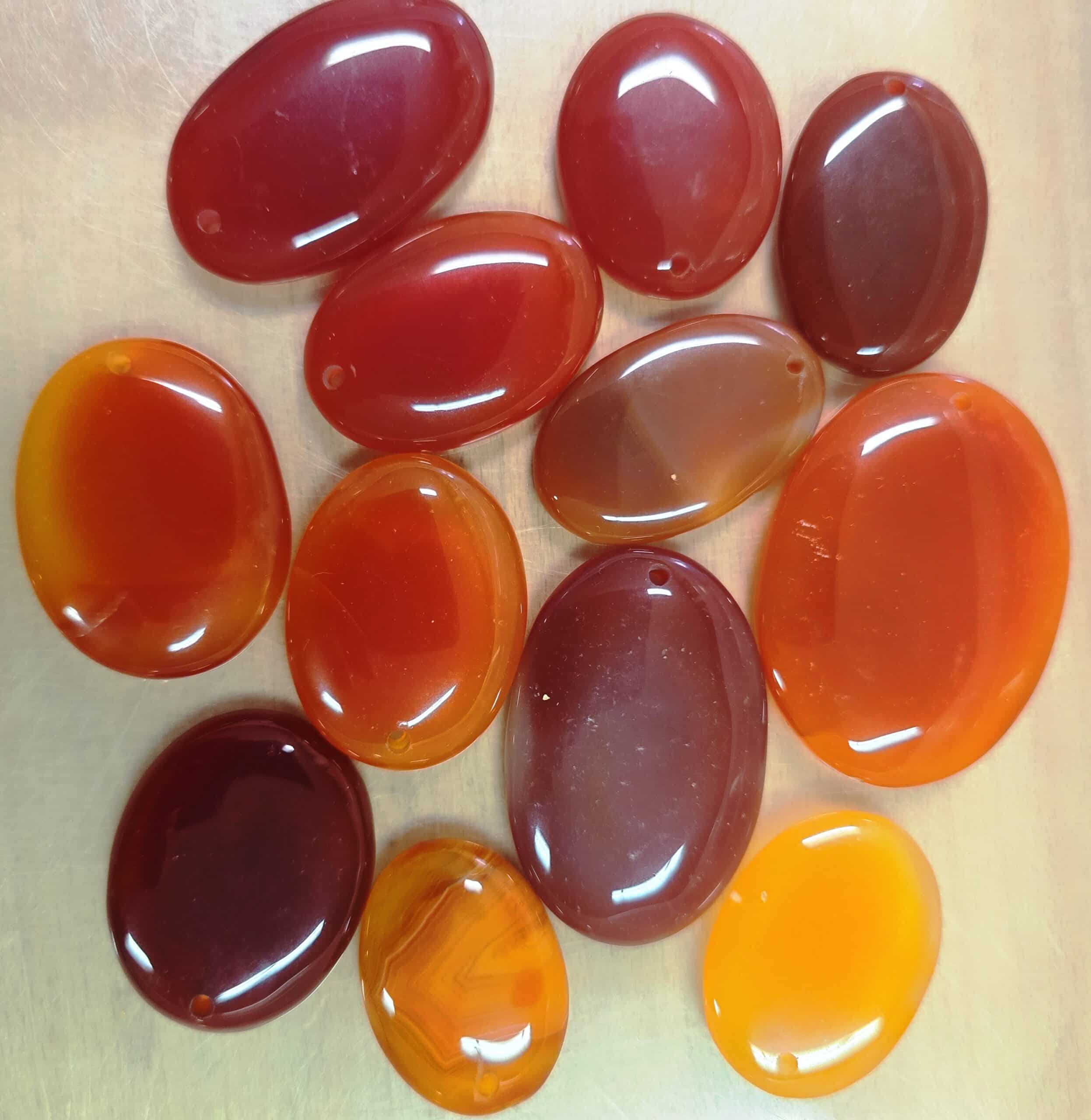 ..GALET PERCE HOWLITE BLANCHE